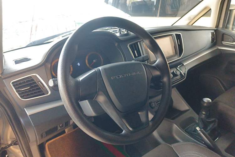 Used FORTHING Lingzhi 2023 M5L 1.6L Comfort 9-Seater Steering Wheel
