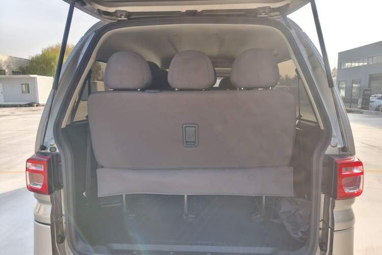 Used FORTHING Lingzhi 2023 M5L 1.6L Comfort 9-Seater Trunk
