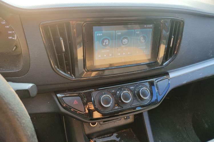 Used FORTHING Lingzhi 2023 M5L 1.6L Base Model 7 Seats Audio And AC Panel