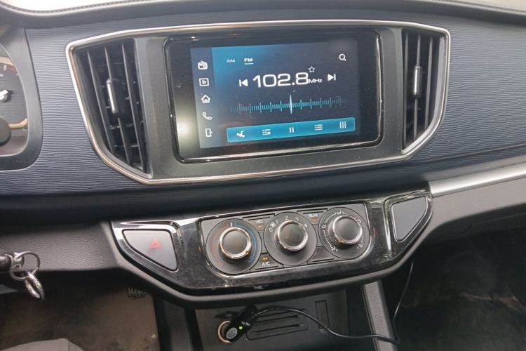 Used FORTHING Lingzhi 2023 M5L 1.6L Comfort 9-Seater Audio And AC Panel