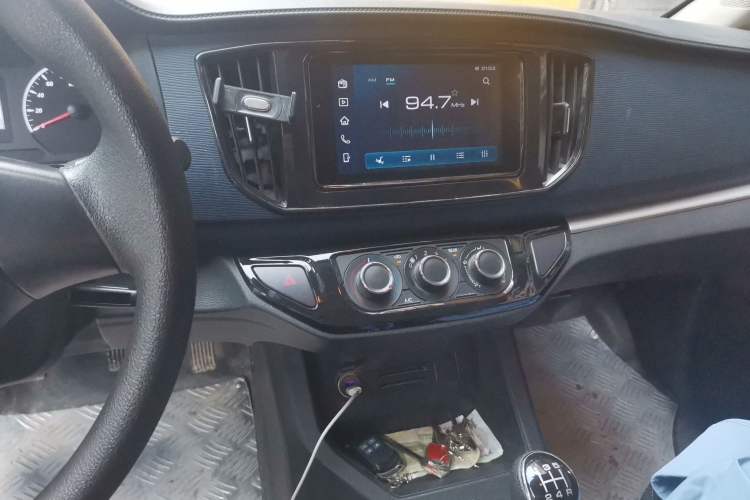 Used FORTHING Lingzhi 2023 M5L 1.6L Comfort Edition 7-Seater Audio And AC Panel
