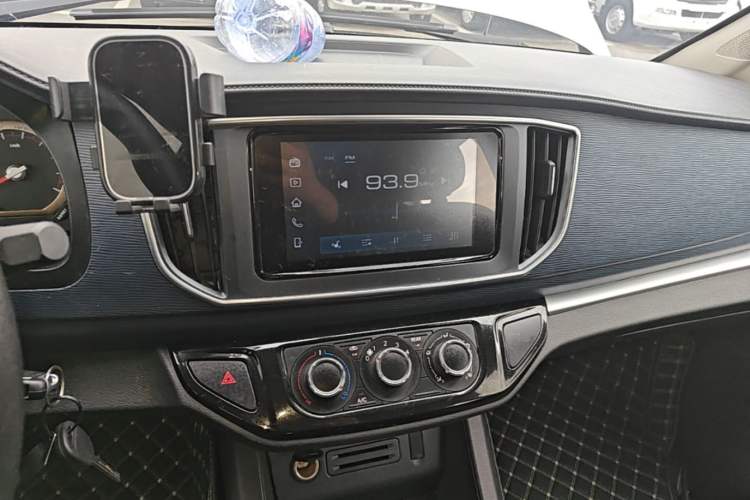 Used FORTHING Lingzhi 2023 M5L 1.6L Comfort Edition 7-Seater Audio And AC Panel