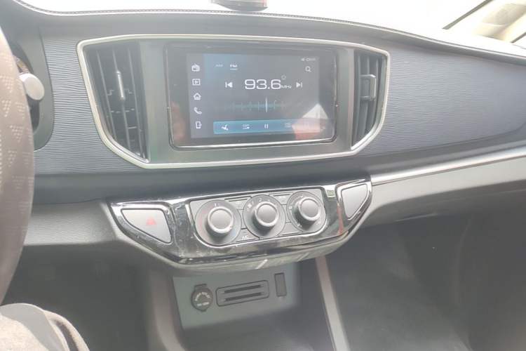 Used FORTHING Lingzhi 2023 M5 1.6L Comfort Edition 7-Seater Audio And AC Panel