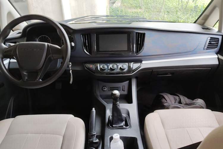 Used FORTHING Lingzhi 2023 M5L 1.6L Base Model 7 Seats Center Console
