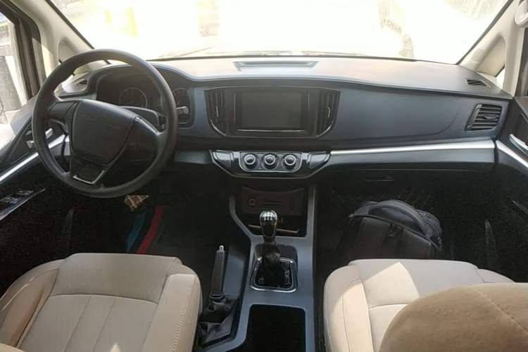 Used FORTHING Lingzhi 2023 M5L 1.6L Base Model 7 Seats Center Console