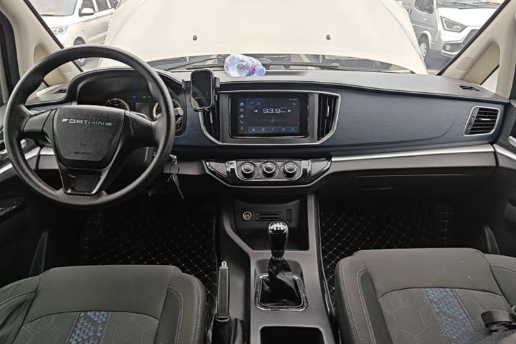 Used FORTHING Lingzhi 2023 M5L 1.6L Comfort Edition 7-Seater Center Console