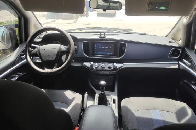 Used FORTHING Lingzhi 2023 M5 1.6L Comfort Edition 7-Seater Center Console