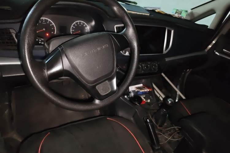 Used FORTHING Lingzhi 2023 M5 1.6L Comfort Edition 7-Seater Center Console