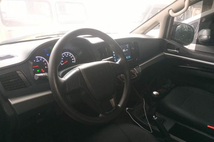 Used FORTHING Lingzhi 2023 M5L 1.6L Base Model 7 Seats Center Console