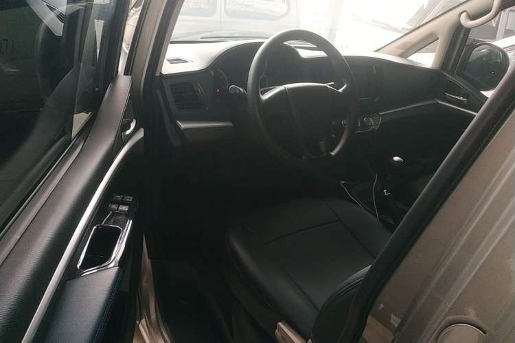Used FORTHING Lingzhi 2023 M5L 1.6L Base Model 7 Seats Driver Seat