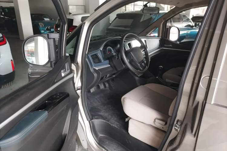 Used FORTHING Lingzhi 2023 M5 1.6L Practical Model 5 Seats Driver Seat