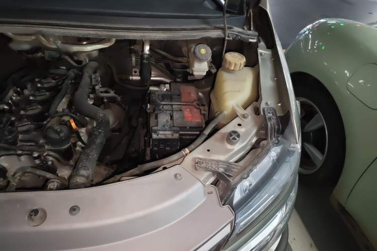 Used FORTHING Lingzhi 2023 M5 1.6L Comfort Edition 7-Seater Engine Bay Left