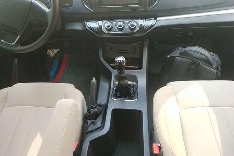 Used FORTHING Lingzhi 2023 M5L 1.6L Base Model 7 Seats Gear Lever