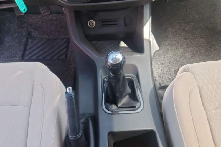 Used FORTHING Lingzhi 2023 M5L 1.6L Base Model 7 Seats Gear Lever