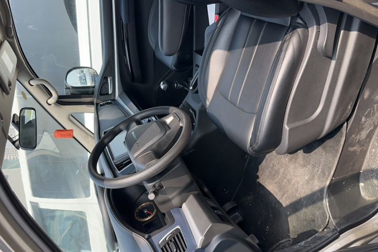 Used FORTHING Lingzhi 2023 M5L 1.6L Comfort 9-Seater Interior 1