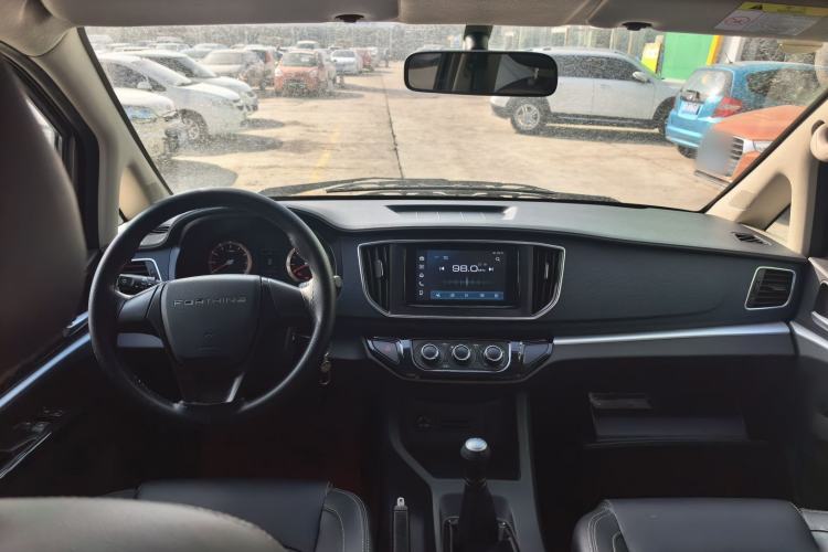 Used FORTHING Lingzhi 2023 M5L 1.6L Comfort 9-Seater Interior 2