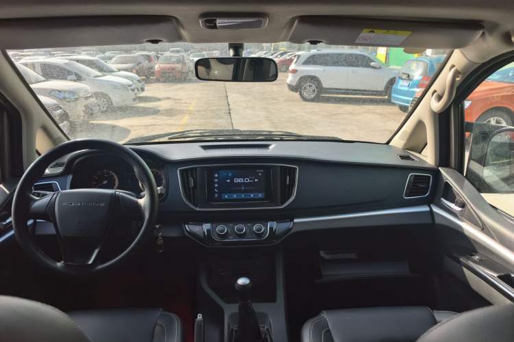 Used FORTHING Lingzhi 2023 M5L 1.6L Comfort 9-Seater Interior 3