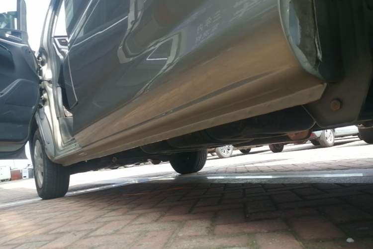 Used FORTHING Lingzhi 2023 M5L 1.6L Base Model 7 Seats Left Side Sill