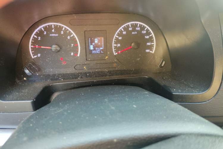Used FORTHING Lingzhi 2023 M5L 1.6L Base Model 7 Seats Odometer Close Up