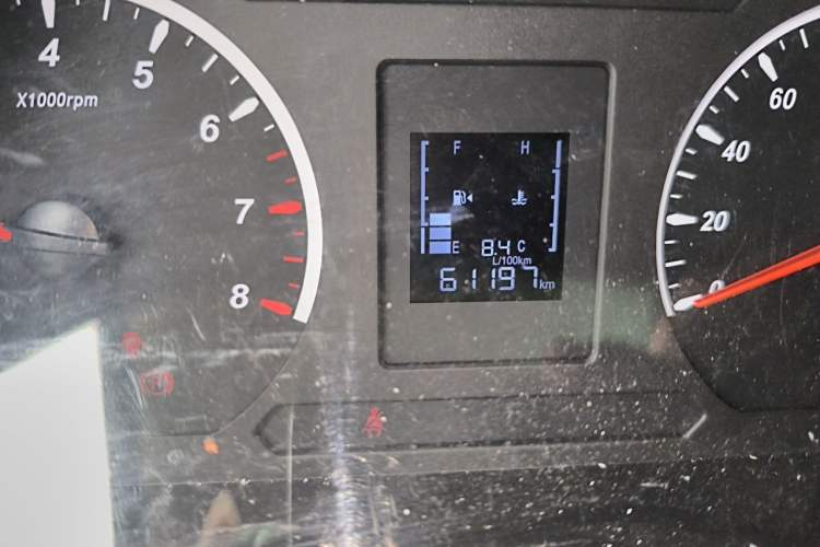Used FORTHING Lingzhi 2023 M5L 1.6L Base Model 7 Seats Odometer Close Up