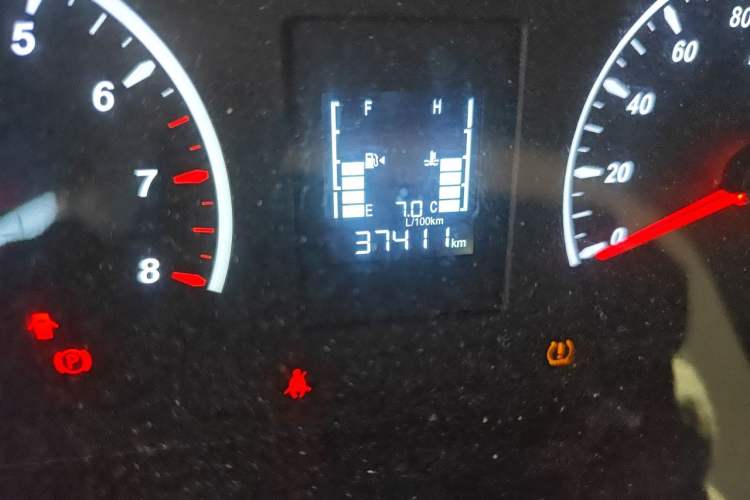 Used FORTHING Lingzhi 2023 M5L 1.6L Base Model 7 Seats Odometer Close Up