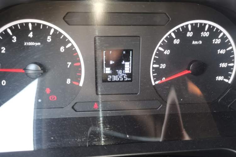 Used FORTHING Lingzhi 2023 M5L 1.6L Base Model 7 Seats Odometer Close Up