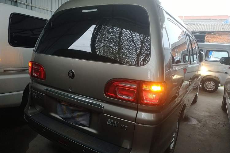 Used FORTHING Lingzhi 2023 M5L 1.6L Base Model 7 Seats Rear