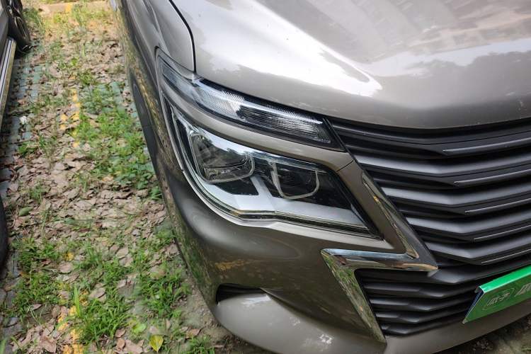 Used FORTHING Lingzhi 2023 M5L 1.6L Base Model 7 Seats Right Front Headlight