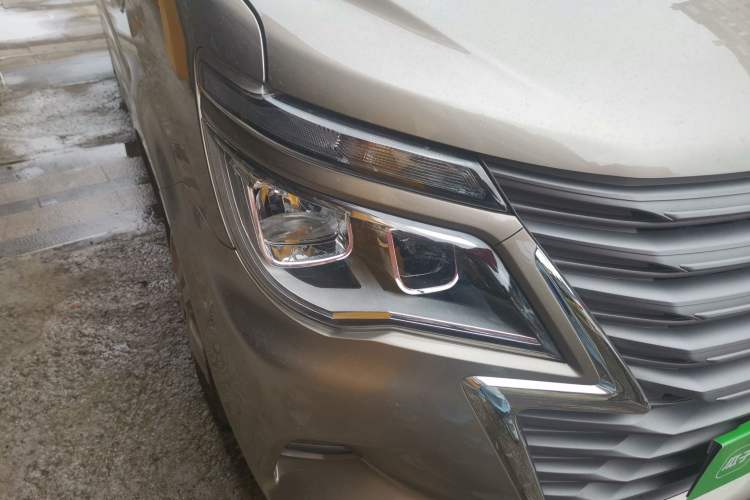 Used FORTHING Lingzhi 2023 M5L 1.6L Comfort Edition 7-Seater Right Front Headlight