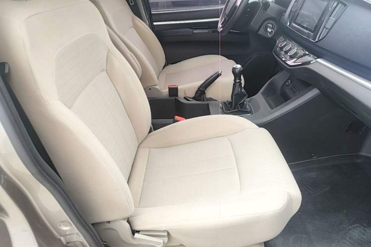 Used FORTHING Lingzhi 2023 M5L 1.6L Base Model 7 Seats Right Front Seat