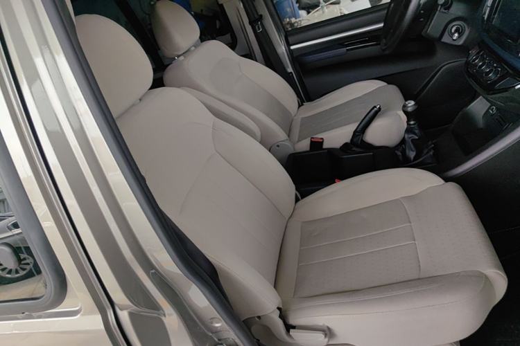 Used FORTHING Lingzhi 2023 M5L 1.6L Base Model 7 Seats Right Front Seat