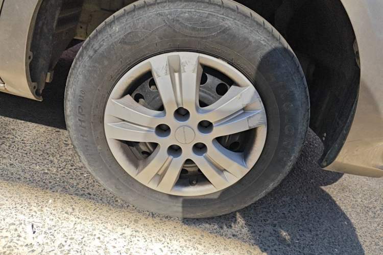 Used FORTHING Lingzhi 2023 M5L 1.6L Base Model 7 Seats Right Front Wheel Hub
