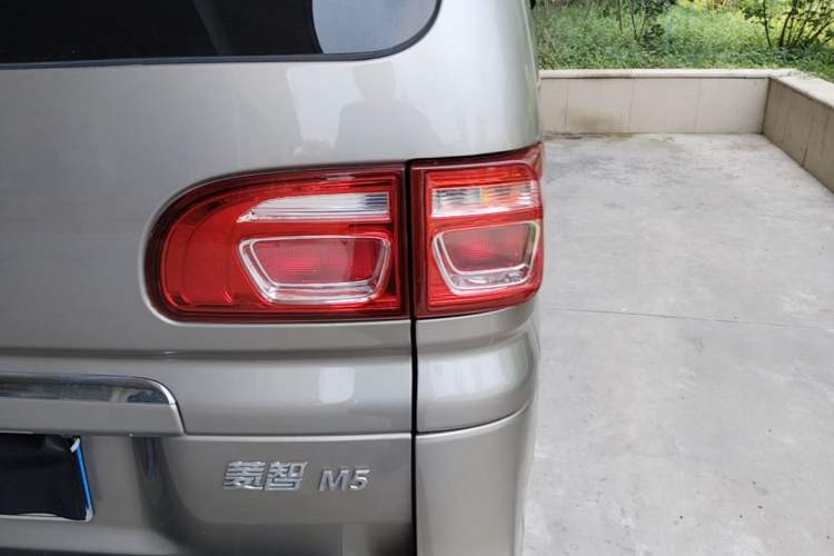 Used FORTHING Lingzhi 2023 M5L 1.6L Base Model 7 Seats Right Rear Taillight