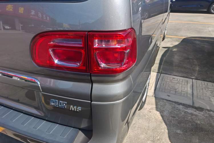 Used FORTHING Lingzhi 2023 M5L 1.6L Base Model 7 Seats Right Rear Taillight