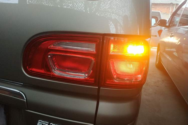 Used FORTHING Lingzhi 2023 M5L 1.6L Base Model 7 Seats Right Rear Taillight