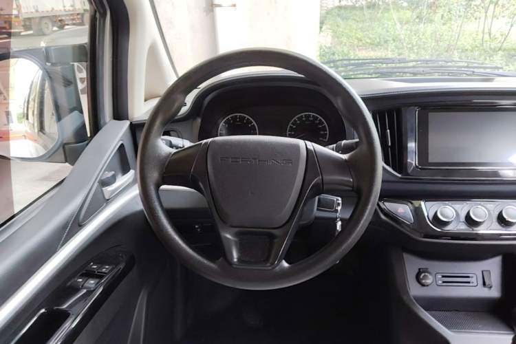 Used FORTHING Lingzhi 2023 M5L 1.6L Base Model 7 Seats Steering Wheel