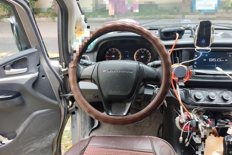 Used FORTHING Lingzhi 2023 M5L 1.6L Base Model 7 Seats Steering Wheel