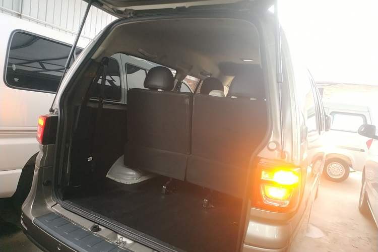 Used FORTHING Lingzhi 2023 M5L 1.6L Base Model 7 Seats Trunk