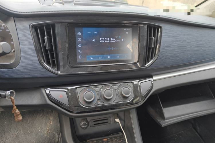 Used FORTHING Lingzhi 2023 M5L 1.6L Base Model 7 Seats Audio And AC Panel