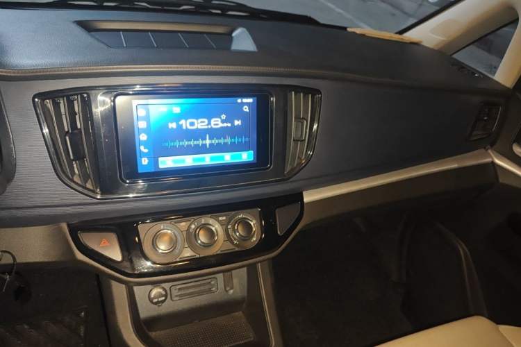 Used FORTHING Lingzhi 2023 M5L 1.6L Comfort Edition 7-Seater Audio And AC Panel