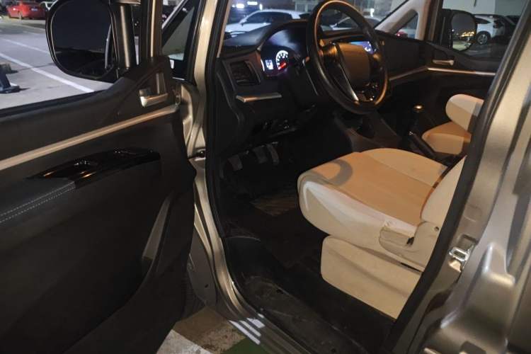 Used FORTHING Lingzhi 2023 M5L 1.6L Comfort Edition 7-Seater Driver Seat