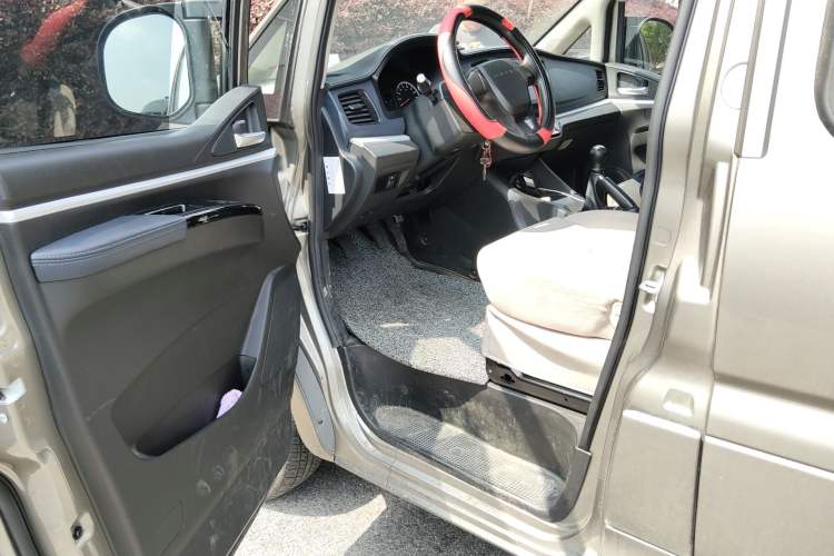 Used FORTHING Lingzhi 2023 M5L 1.6L Base Model 5 Seats Driver Seat