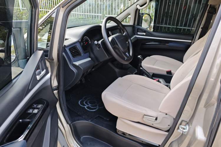 Used FORTHING Lingzhi 2023 M5L 1.6L Base Model 7 Seats Interior 1