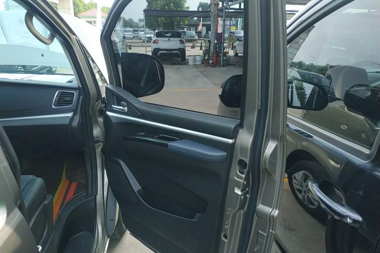 Used FORTHING Lingzhi 2023 M5L 1.6L Comfort Edition 7-Seater Interior 4