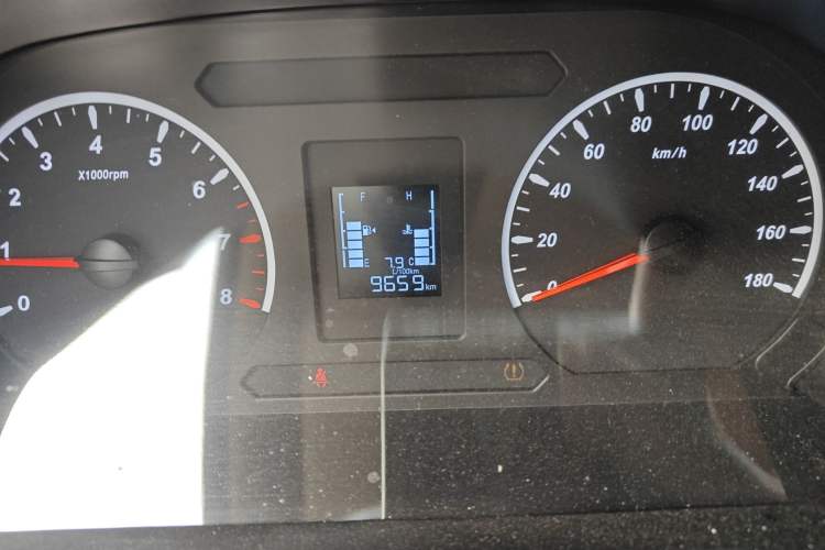 Used FORTHING Lingzhi 2023 M5L 1.6L Base Model 7 Seats Odometer Close Up