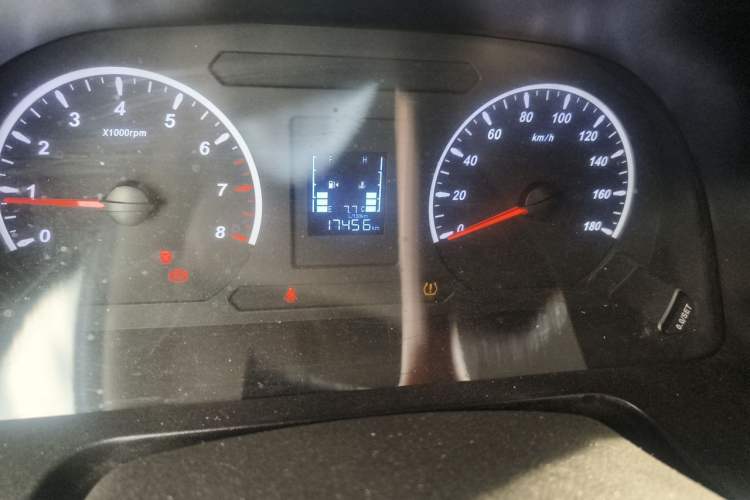 Used FORTHING Lingzhi 2023 M5L 1.6L Base Model 7 Seats Odometer Close Up