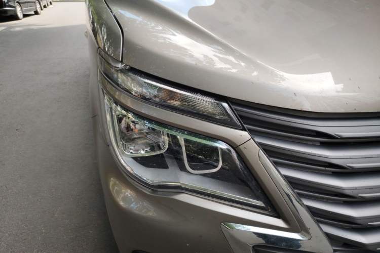 Used FORTHING Lingzhi 2023 M5L 1.6L Luxury 7-Seater Right Front Headlight