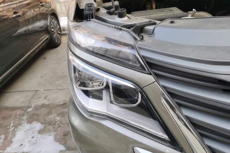 Used FORTHING Lingzhi 2023 M5 1.6L Practical Model 5 Seats Right Front Headlight