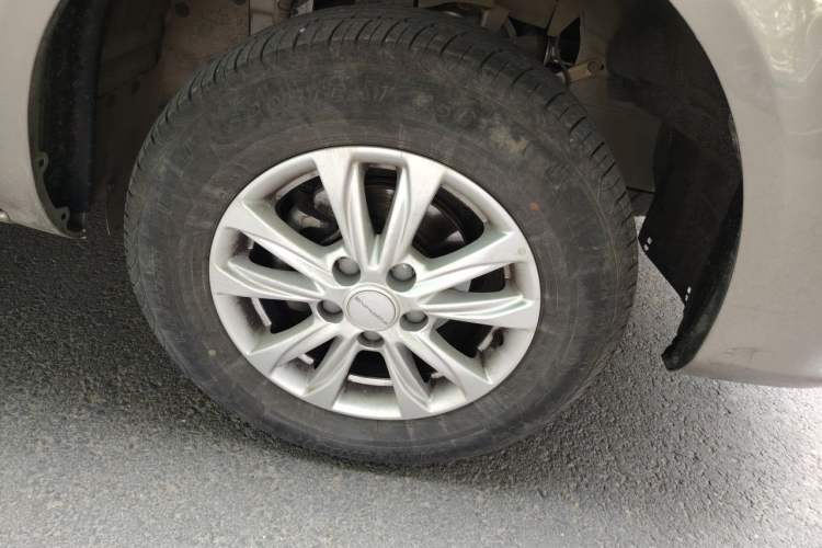 Used FORTHING Lingzhi 2023 M5L 1.6L Luxury 7-Seater Right Front Wheel Hub