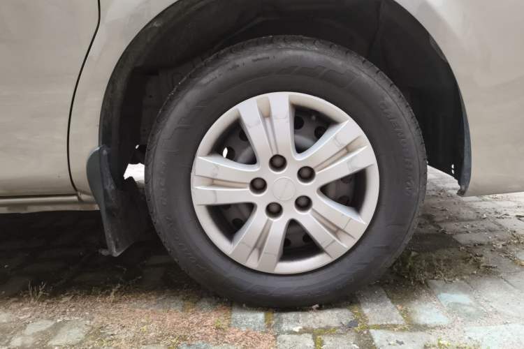 Used FORTHING Lingzhi 2023 M5L 1.6L Base Model 5 Seats Right Front Wheel Hub